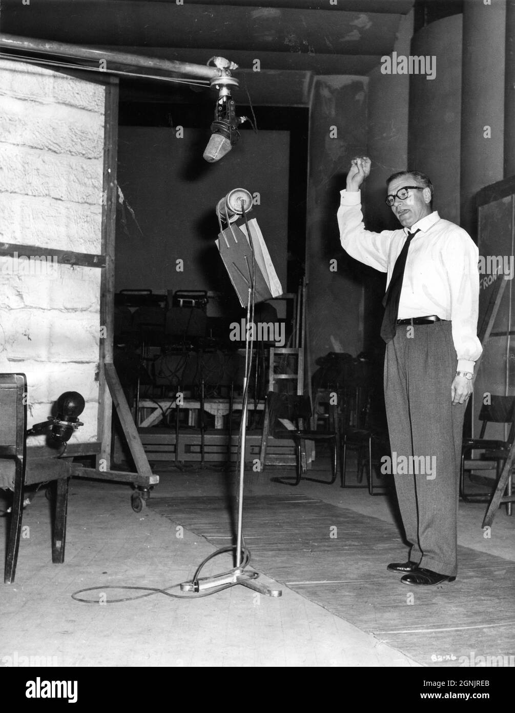 LAURENCE OLIVIER recording the songs he sings as Archie Rice in THE ENTERTAINER 1960 director TONY RICHARDSON screenplay John Osborne and Nigel Kneale adapted from the play by John Osborne music John Addison producer Harry Saltzman Woodfall Film Productions / British Lion Films (UK) - Continental Distributing (US) Stock Photo