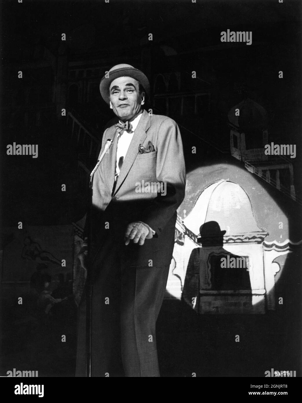 LAURENCE OLIVIER as Archie Rice performing on stage in THE ENTERTAINER 1960 director TONY RICHARDSON screenplay John Osborne and Nigel Kneale adapted from the play by John Osborne music John Addison producer Harry Saltzman Woodfall Film Productions / British Lion Films (UK) - Continental Distributing (US) Stock Photo