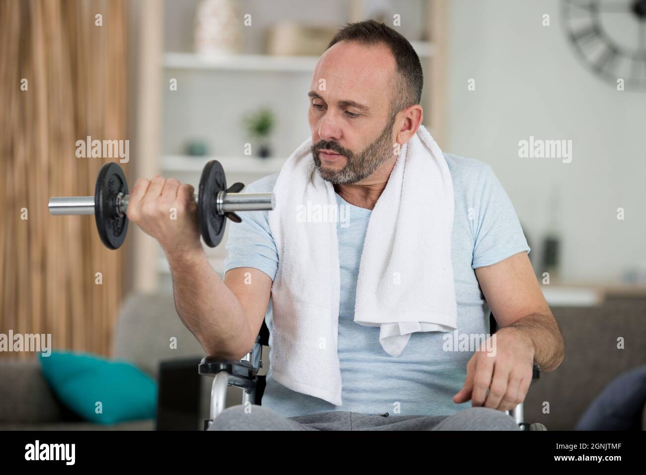 man in wheelchair lifting weights Stock Photo Alamy