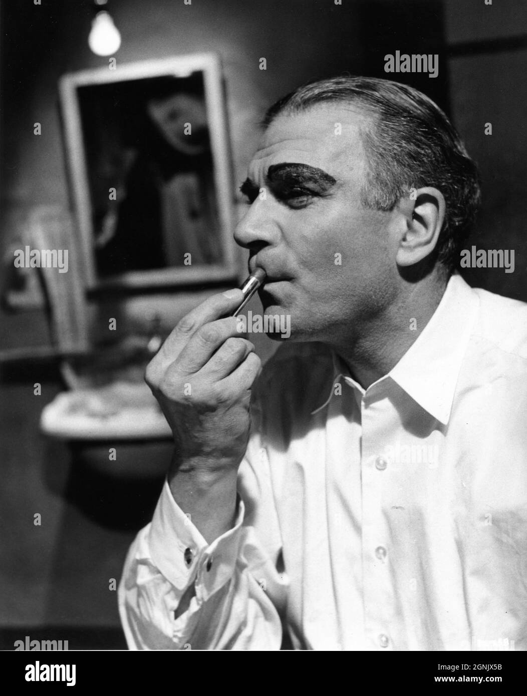 LAURENCE OLIVIER as Archie Rice putting his make-up on in his dressing room in THE ENTERTAINER 1960 director TONY RICHARDSON screenplay John Osborne and Nigel Kneale adapted from the play by John Osborne music John Addison producer Harry Saltzman Woodfall Film Productions / British Lion Films (UK) - Continental Distributing (US) Stock Photo