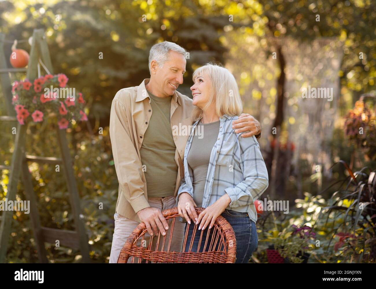Happy older white couple hi-res stock photography and images - Alamy