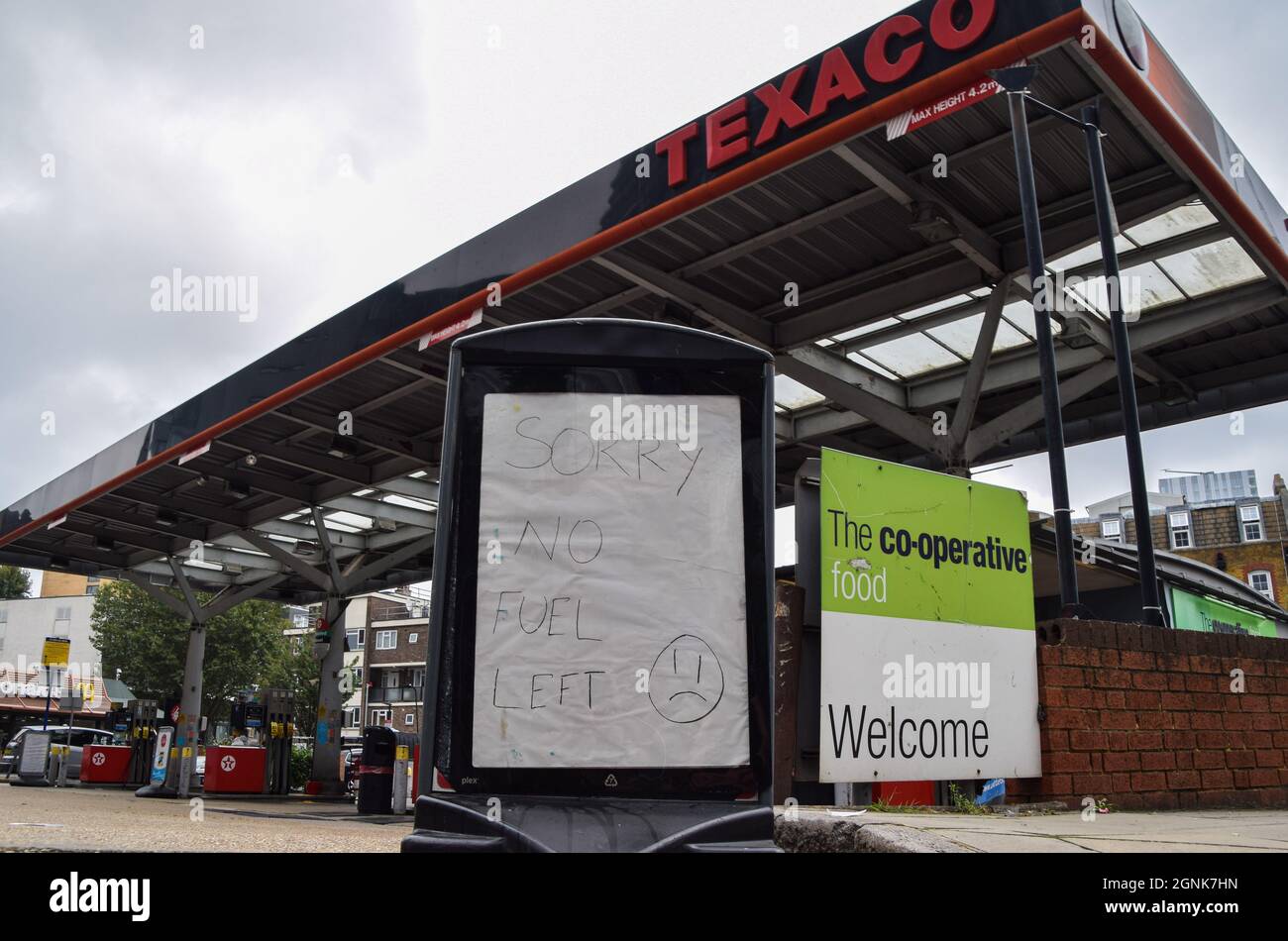 London, UK. 26th Sep, 2021. 'Sorry No Fuel Left' sign seen at an empty Texaco gas station in central London.Many stations have run out of petrol due to a shortage of truck drivers, linked to Brexit and panic buying. Credit: SOPA Images Limited/Alamy Live News Stock Photo