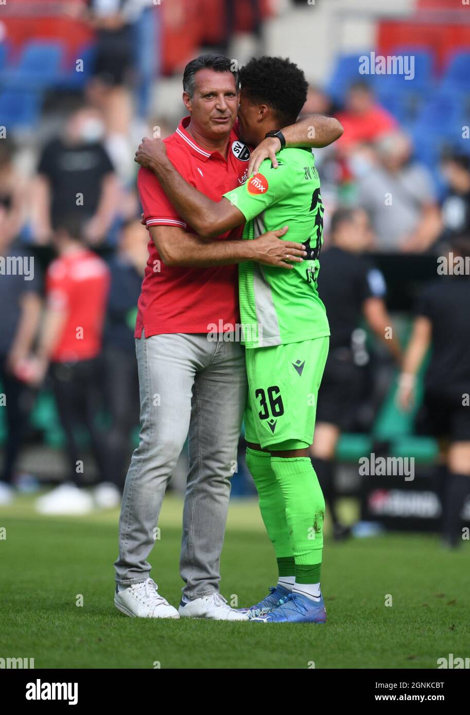 26 September 2021, Lower Saxony, Hanover: Football: 2nd Bundesliga, Matchday 8: Hannover 96 - SV Sandhausen at the HDI Arena. Sandhausen coach Alois Schwartz (l) and Chima Okoroji hug after the match. Photo: Daniel Reinhardt/dpa - IMPORTANT NOTE: In accordance with the regulations of the DFL Deutsche Fußball Liga and/or the DFB Deutscher Fußball-Bund, it is prohibited to use or have used photographs taken in the stadium and/or of the match in the form of sequence pictures and/or video-like photo series. Stock Photo