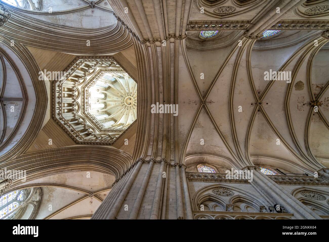Kuppel und Decke der Kathedrale Notre-Dame de Coutances, Normandie