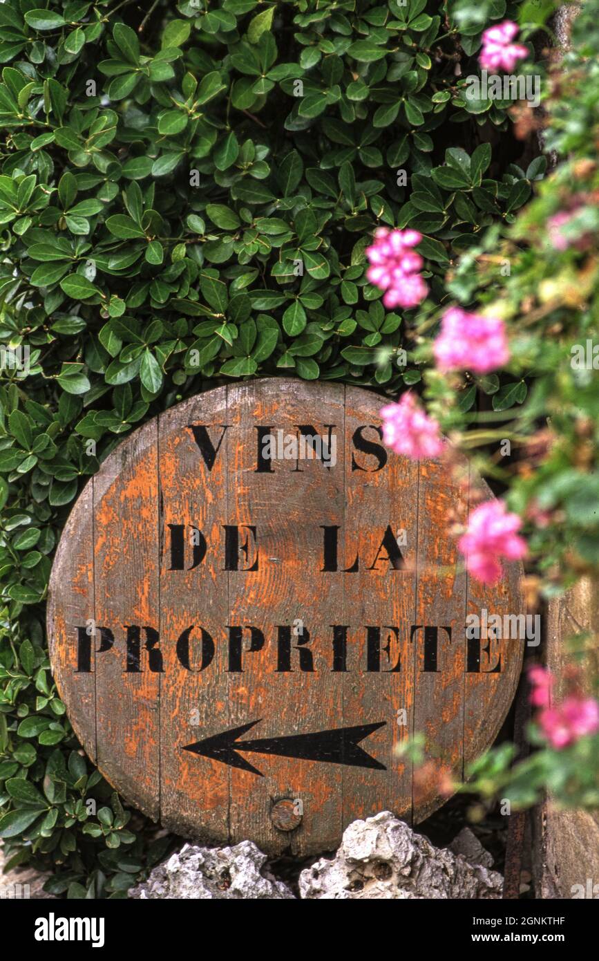 Vins de la propriete ouvert sign hires stock photography and images