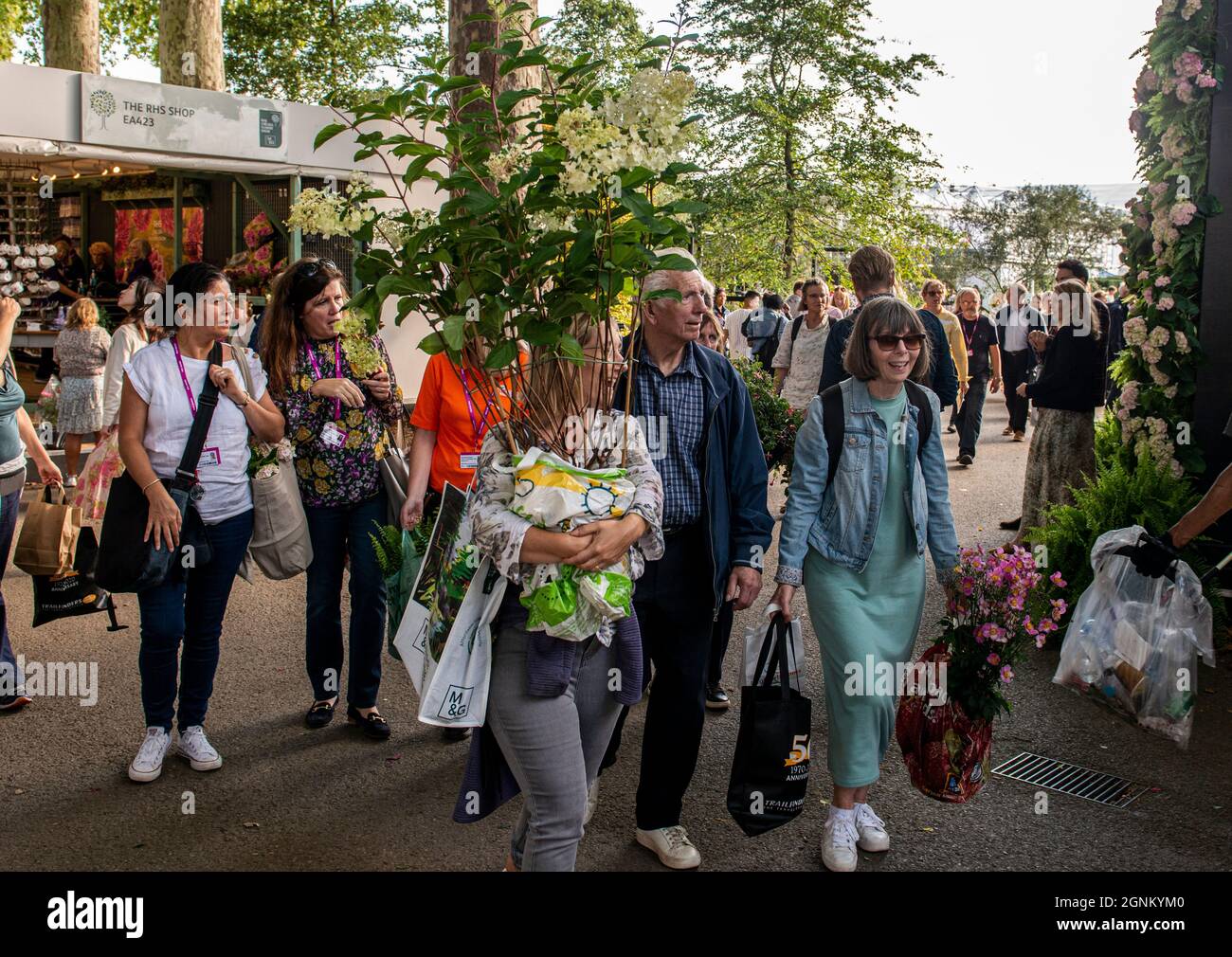 London, UK. 26th Sep, 2021. The last day at the RHS Chelsea Flower Show in glorious sunshine with visitors looking for bargains as exhibitors offer discounts before the end of the show. Credit: ernesto rogata/Alamy Live News Stock Photo