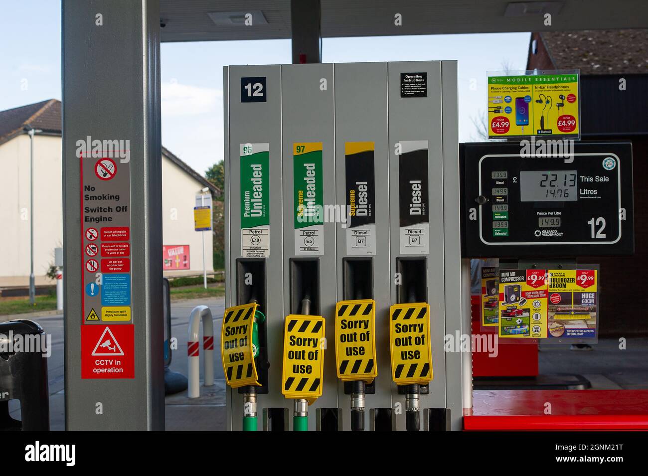 Charvil, Berkshire, UK. 26th September, 2021. The Texaco petrol station on the A4 in Charvil has run out of fuel and only their shop is open. The petrol shortage crisis has got worse over the weekend as people have been panic buying. The ongoing shortage of HGV drivers following Brexit continues. Credit: Maureen McLean/Alamy Live News Stock Photo