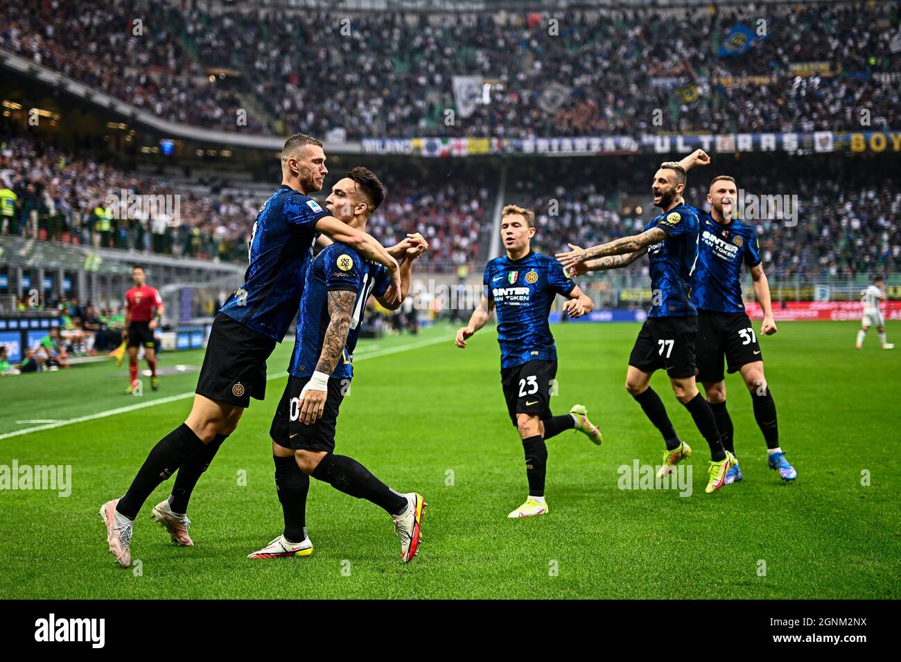 Milan, Italy. 25 September 2021. Lautaro Martinez of FC Internazionale celebrates with his teammates after scoring a goal during the Serie A football match between FC Internazionale and Atalanta BC. Credit: Nicolò Campo/Alamy Live News Stock Photo