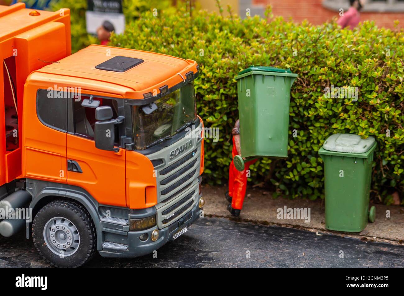 Dustbin lorry hi res stock photography and images Alamy