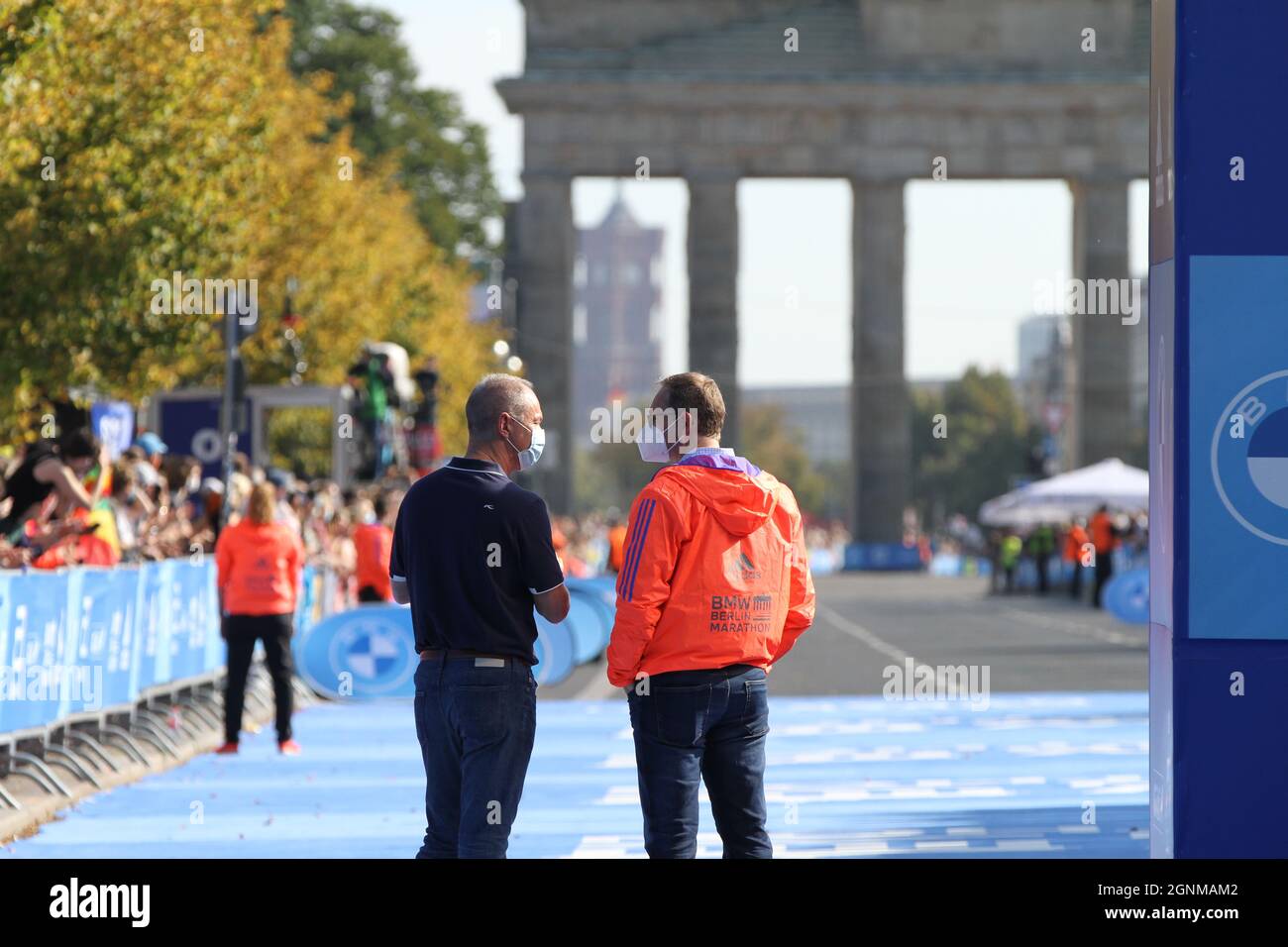Berlin, Germany. 26th Sep, 2021. Berlin: Around 30,000 runners take part in the Berlin Marathon with start and finish at the Brandenburg Gate. (Photo by Simone Kuhlmey/Pacific Press) Credit: Pacific Press Media Production Corp./Alamy Live News Stock Photo
