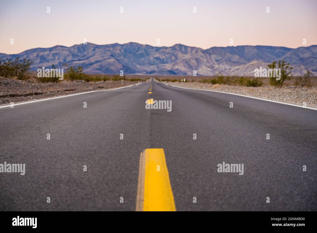 Horizon road death valley hi-res stock photography and images - Alamy