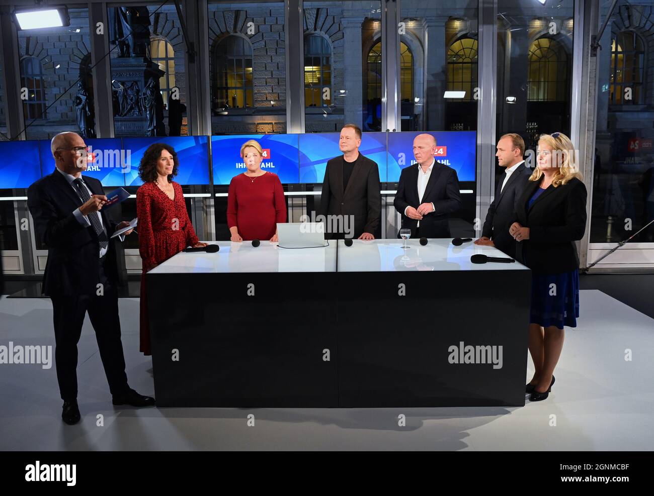 Berlin, Germany. 26th Sep, 2021. Presenter Volker Wieprecht (l-r) talks  with Bettina Jarasch (Bündnis 90/Die Grünen), Franziska Giffey (SPD), Klaus  Lederer (Die Linke), Kai Wegner (CDU), Sebastian Czaja (FDP) and Kristin  Brinker (