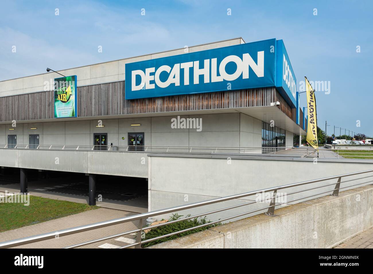 Sep 20, 2019 San Francisco / CA / USA - Exterior View of Decathlon Sporting  Goods Store, in South of Market District in Downtown Editorial Image -  Image of equipment, exterior: 159220025