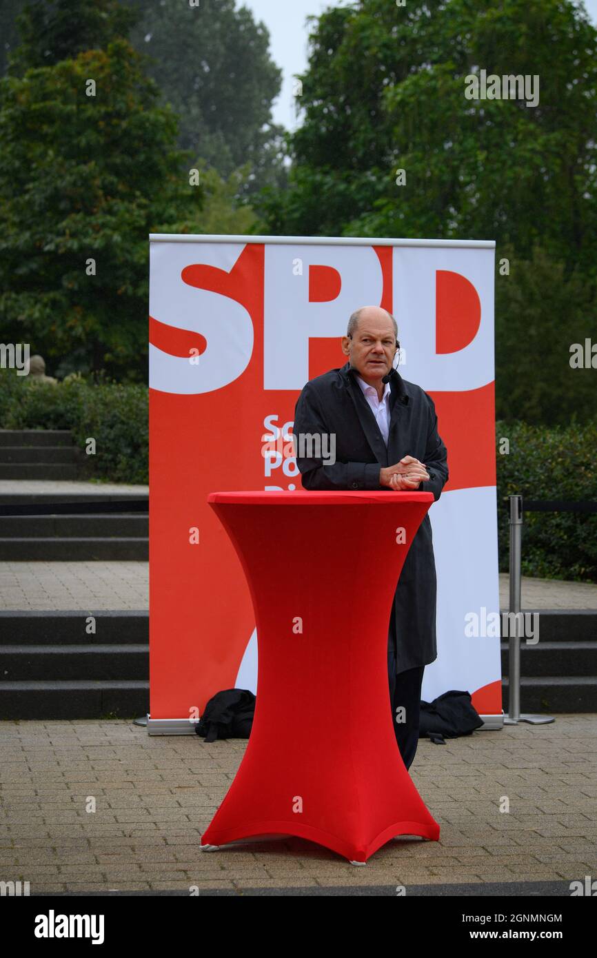 Potsdam, Germany. 25th Sep, 2021. Olaf Scholz, Federal Minister of Finance and the SPD's top candidate for the 2021 federal election, speaks during a campaign event in his constituency 61 at the Stadtplatz in the Am Schlaatz residential area. Credit: Soeren Stache/dpa-Zentralbild/dpa/Alamy Live News Stock Photo