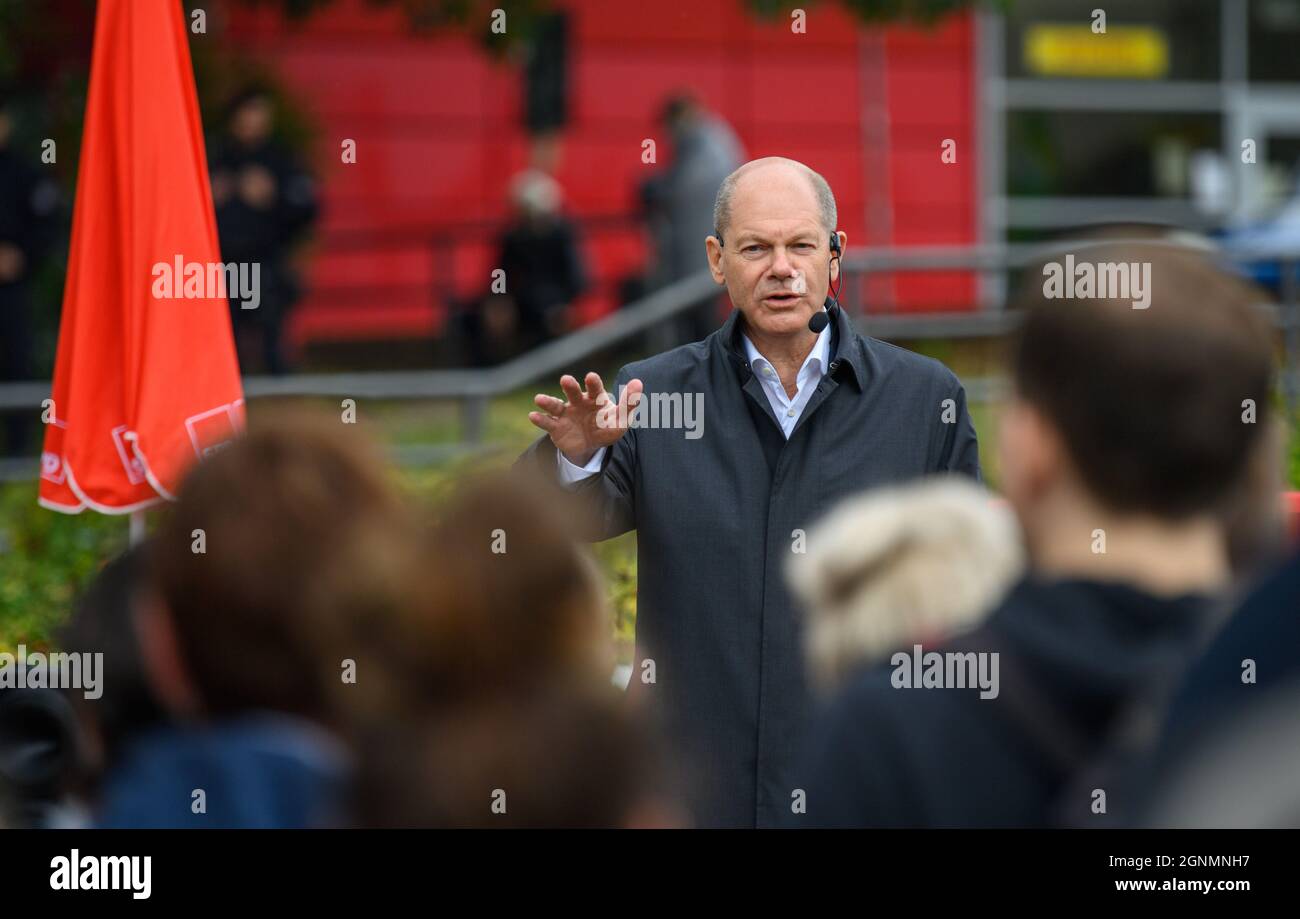 Potsdam, Germany. 25th Sep, 2021. Olaf Scholz, Federal Minister of Finance and the SPD's top candidate for the 2021 federal election, speaks during a campaign event in his constituency 61 at the Stadtplatz in the Am Schlaatz residential area. Credit: Soeren Stache/dpa-Zentralbild/dpa/Alamy Live News Stock Photo