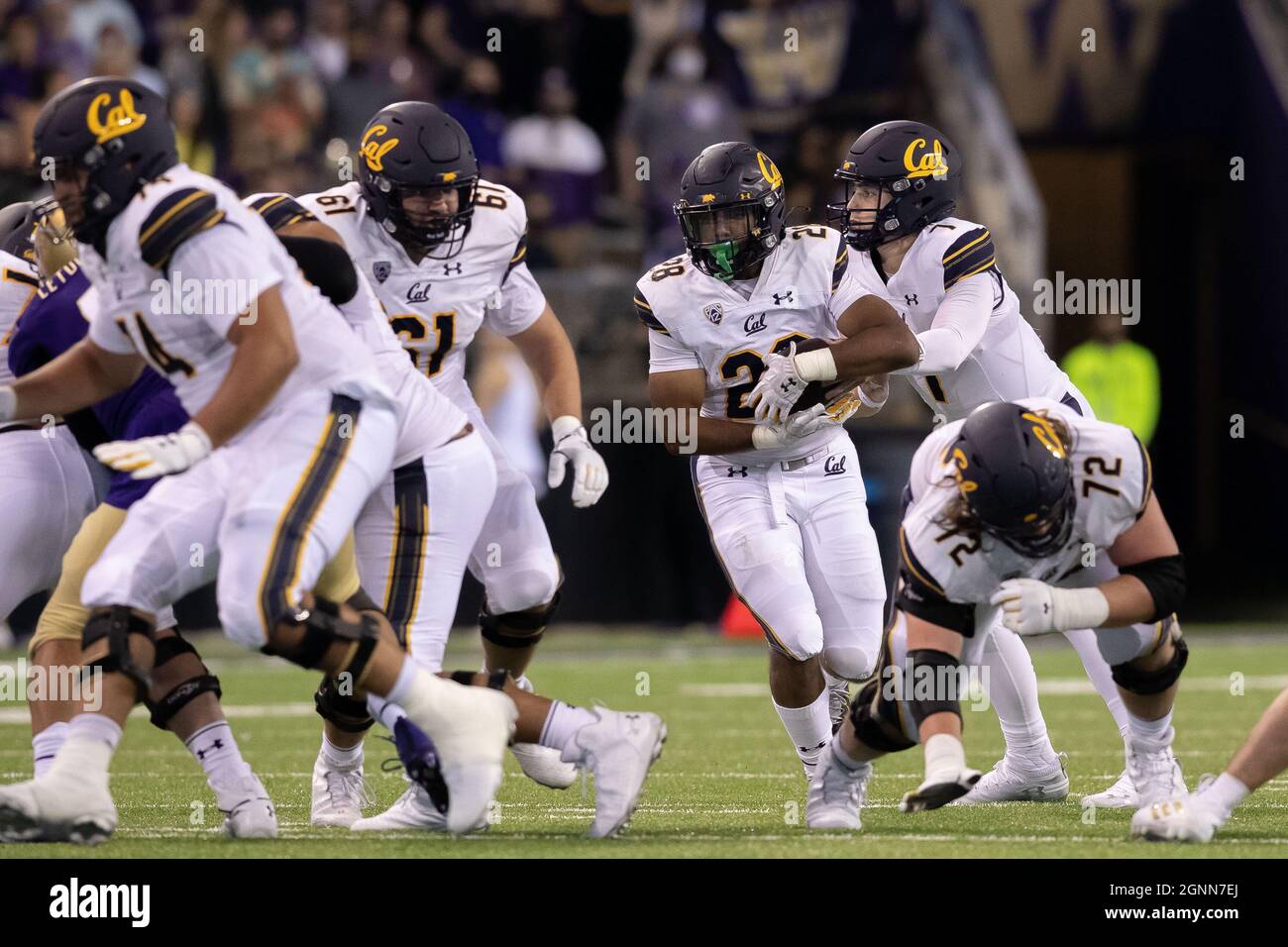 California Golden Bears running back Damien Moore (28) takes the hand off from quarterback Chase Garbers (7) during the 4th quarter of an NCAA college Stock Photo
