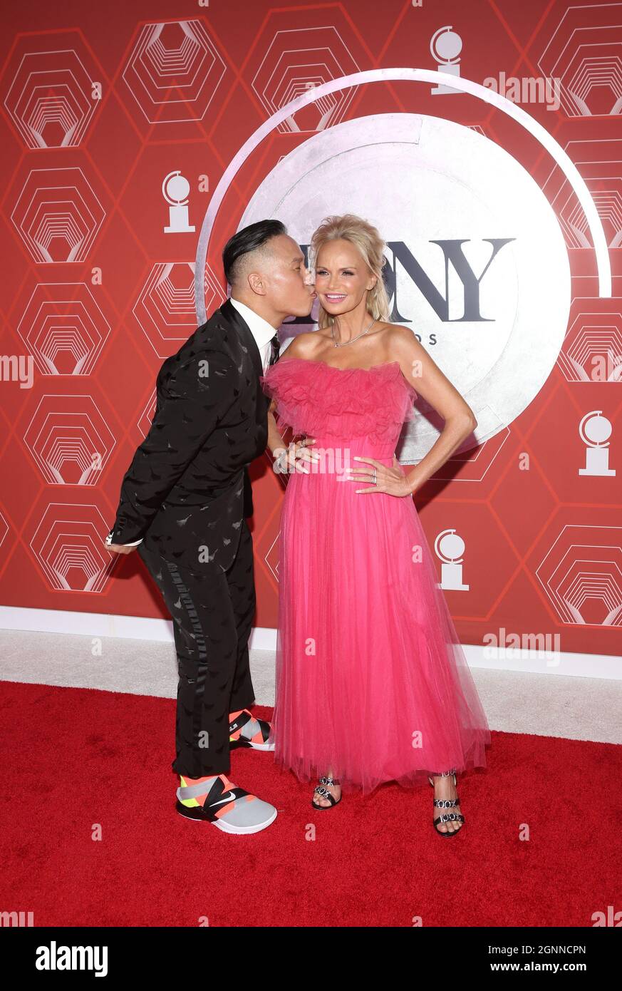 New York, United States. 26th Sep, 2021. BD Wong and Kristin Chenoweth attend the 74th Tony Awards-Broadway's Back! arrivals at the Winter Garden Theatre in New York, NY, on September 26, 2021. (Photo by Udo Salters/Sipa USA) Credit: Sipa USA/Alamy Live News Stock Photo