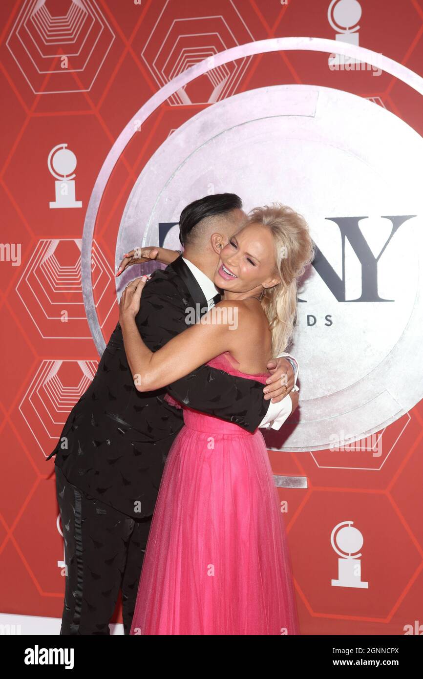 New York, United States. 26th Sep, 2021. BD Wong and Kristin Chenoweth attend the 74th Tony Awards-Broadway's Back! arrivals at the Winter Garden Theatre in New York, NY, on September 26, 2021. (Photo by Udo Salters/Sipa USA) Credit: Sipa USA/Alamy Live News Stock Photo