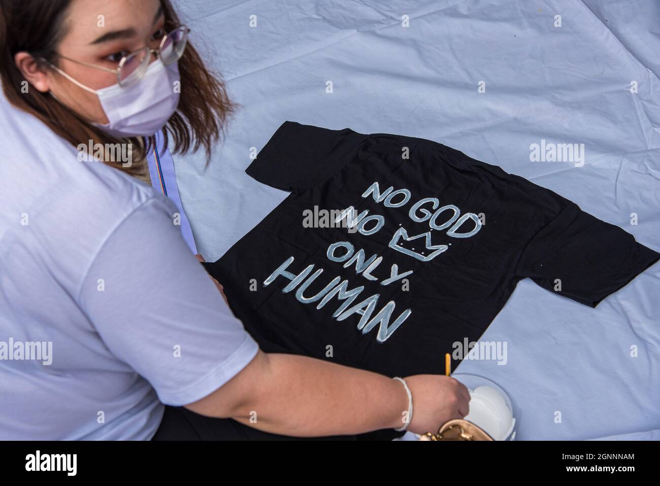 Bangkok, Thailand. 26th Sep, 2021. Political activist Panusaya 'Rung' Sithijirawattanakul seen painting a T-shirt during the demonstration.Pro-democracy protesters gathered at the Bangkok Art and Culture Center (BACC) on September 26, 2021 to mark the 1st anniversary of political movement in Thailand that led by United Front of Thammasat and Demonstration (UFTD) demanding the resignation of Prayut Chan-O-Cha and the monarchy reform. (Photo by Peerapon Boonyakiat/SOPA Image/Sipa USA) Credit: Sipa USA/Alamy Live News Stock Photo