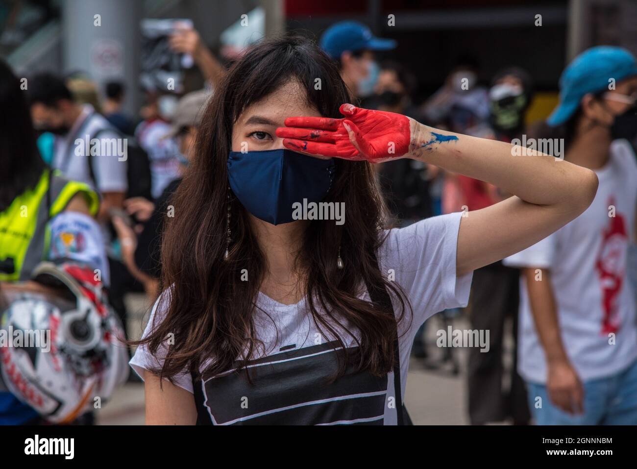 Bangkok, Thailand. 26th Sep, 2021. A protester makes three finger salute during the demonstration.Pro-democracy protesters gathered at the Bangkok Art and Culture Center (BACC) on September 26, 2021 to mark the 1st anniversary of political movement in Thailand that led by United Front of Thammasat and Demonstration (UFTD) demanding the resignation of Prayut Chan-O-Cha and the monarchy reform. (Photo by Peerapon Boonyakiat/SOPA Image/Sipa USA) Credit: Sipa USA/Alamy Live News Stock Photo