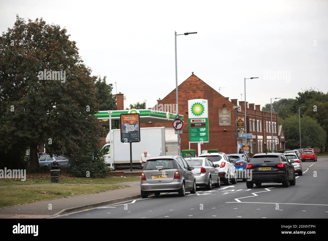 Peterborough, UK. 25th Sep, 2021. Cars are queueing for petrol and diesel at a BP fuel station in Peterborough, Cambridgeshire, as some people have started to panic buy after news of a fuel supply shortage got out of hand. Credit: Paul Marriott/Alamy Live News Stock Photo