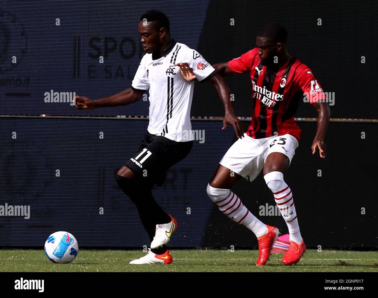 LA SPEZIA, ITALY - SEPTEMBER 25: Emmanuel Gyasi of Spezia Calcio competes  for the ball with Fikayo Tomori of AC Milan ,during the Serie A match  between Spezia Calcio and AC Milan