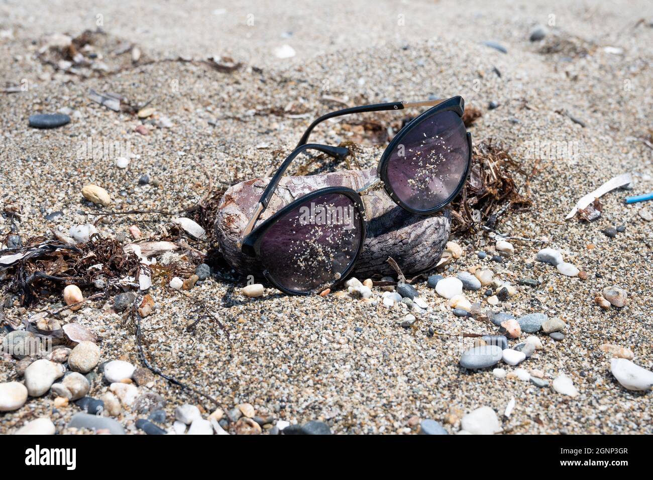 Forgotten sunglasses hi-res stock photography and images - Alamy