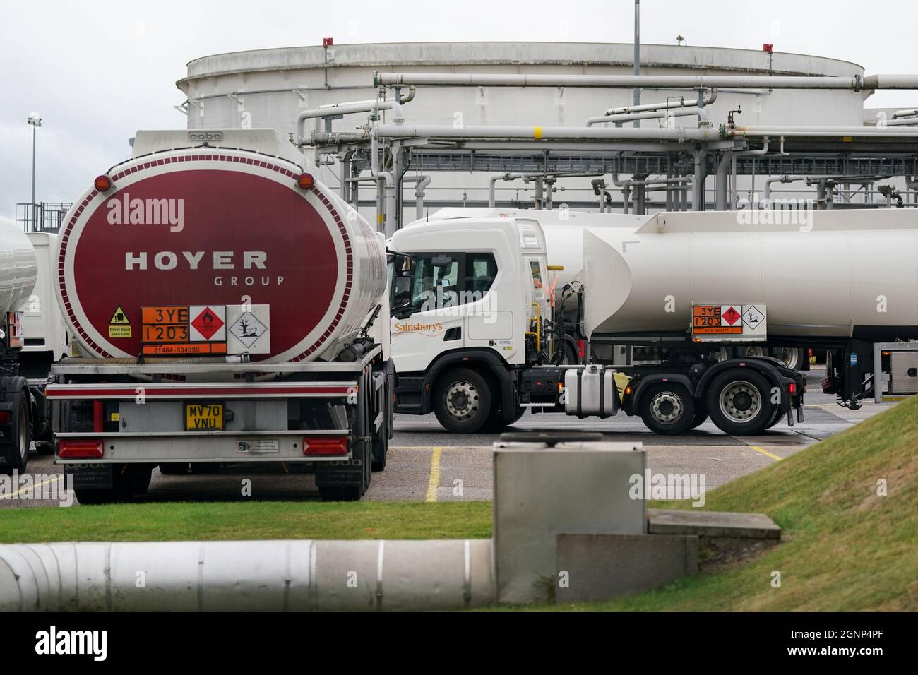 Fuel tankers at a Shell oil depot in Kingsbury, Warwickshire. Picture date: Monday September 27, 2021. Stock Photo