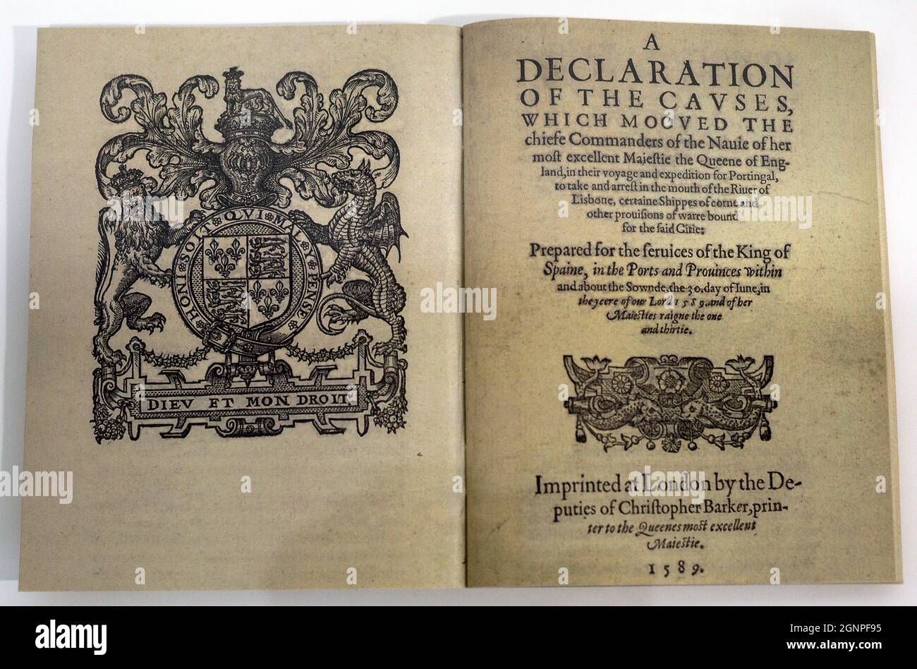 'The English Armada'. Statement of causes which moved the chief commanders of the Navy of Her Most Excellent Majesty the Queen of England on the Voyage and Expedition to Portugal. Drake, leading a small fleet, sailed to the Azores in an attempt to seize the Spanish Indies fleet, with the rest of the expedition returning to England. Meanwhile, Queen Elizabeth I ordered Essex to return to England. Norris also decided to return to England. Printed in London, Christopher Barker edition, 1589. Facsimile from the Library of Congress, Washington (United States). María Pita House Museum. Corunna, Gali Stock Photo