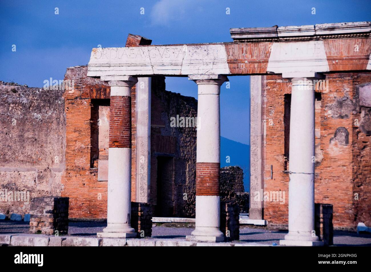 Pompeii early Roman civilization and ancient classical architectural ...