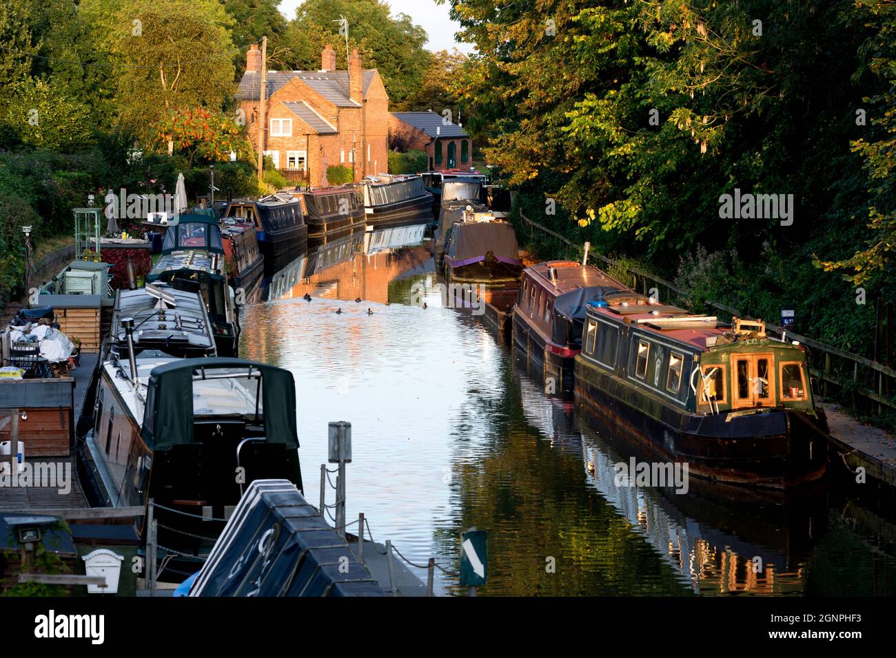 The Saltisford Arm of the Grand Union Canal, Warwick, Warwickshire ...