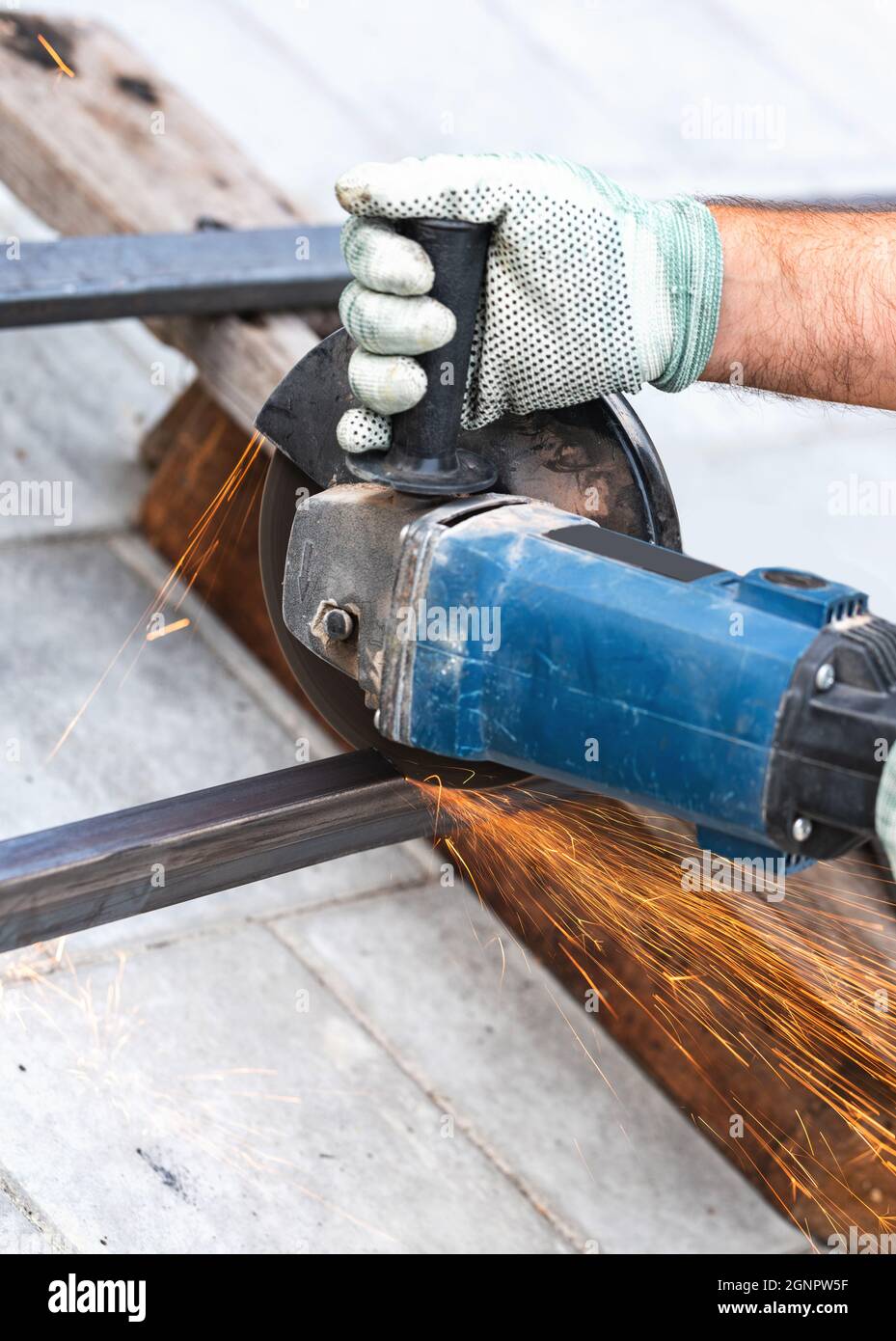 working with a circular saw cutting metal closeup Stock Photo Alamy