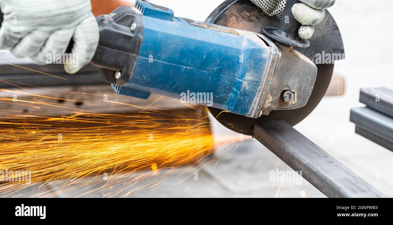working with a circular saw cutting metal closeup Stock Photo Alamy