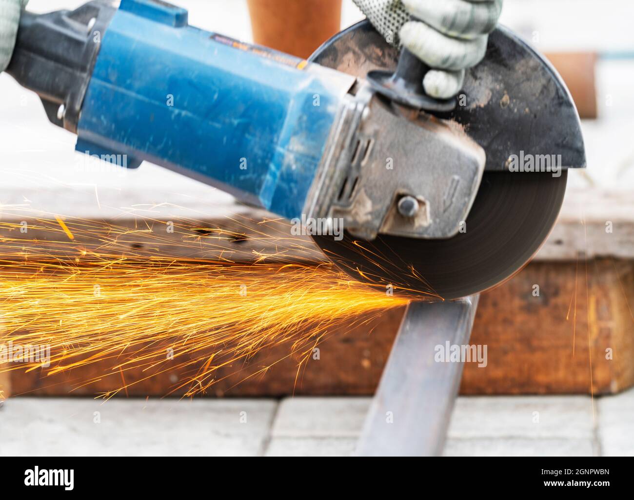 working with a circular saw cutting metal closeup Stock Photo Alamy