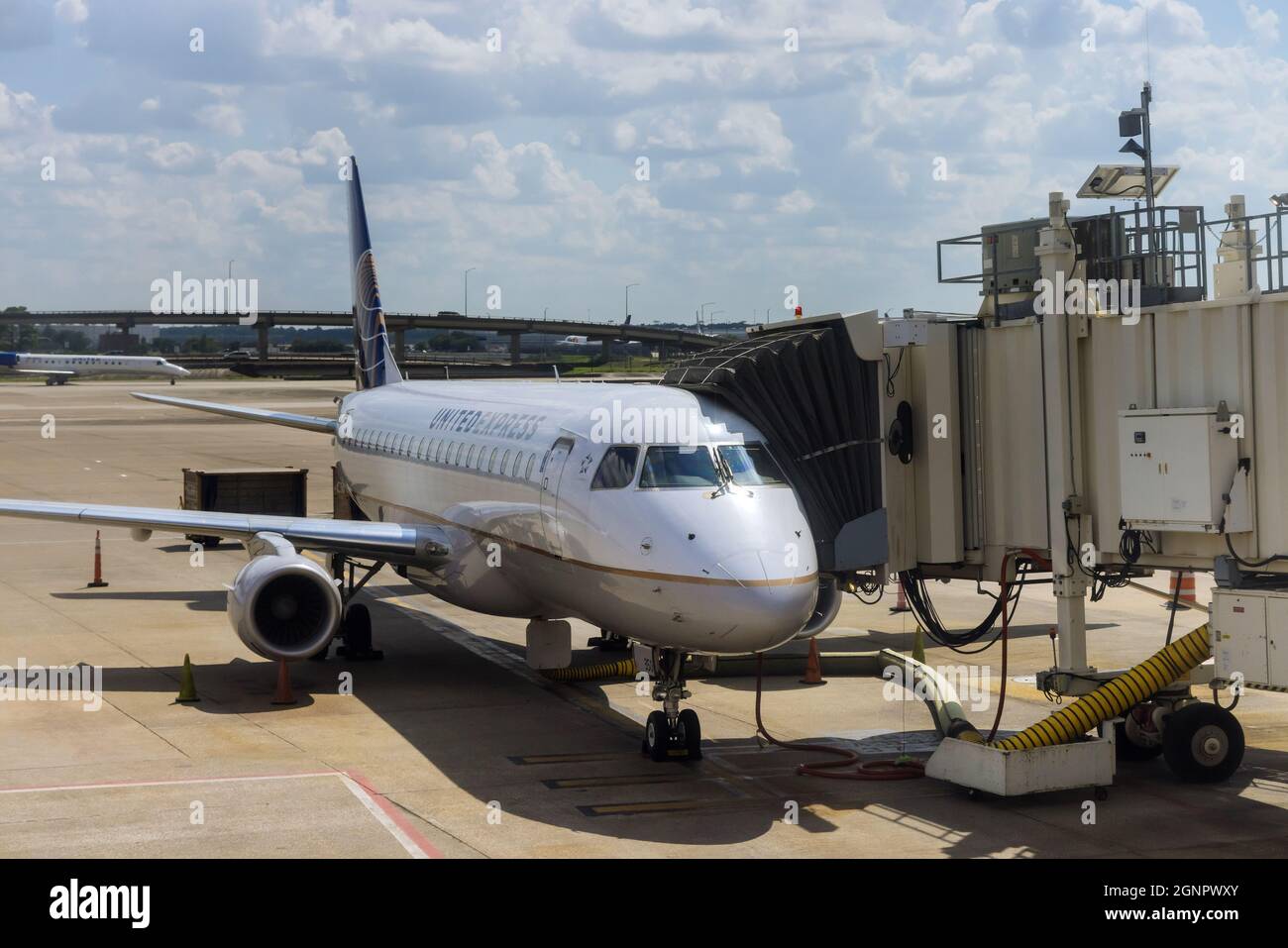 Airplane arriving at gate hi-res stock photography and images - Alamy