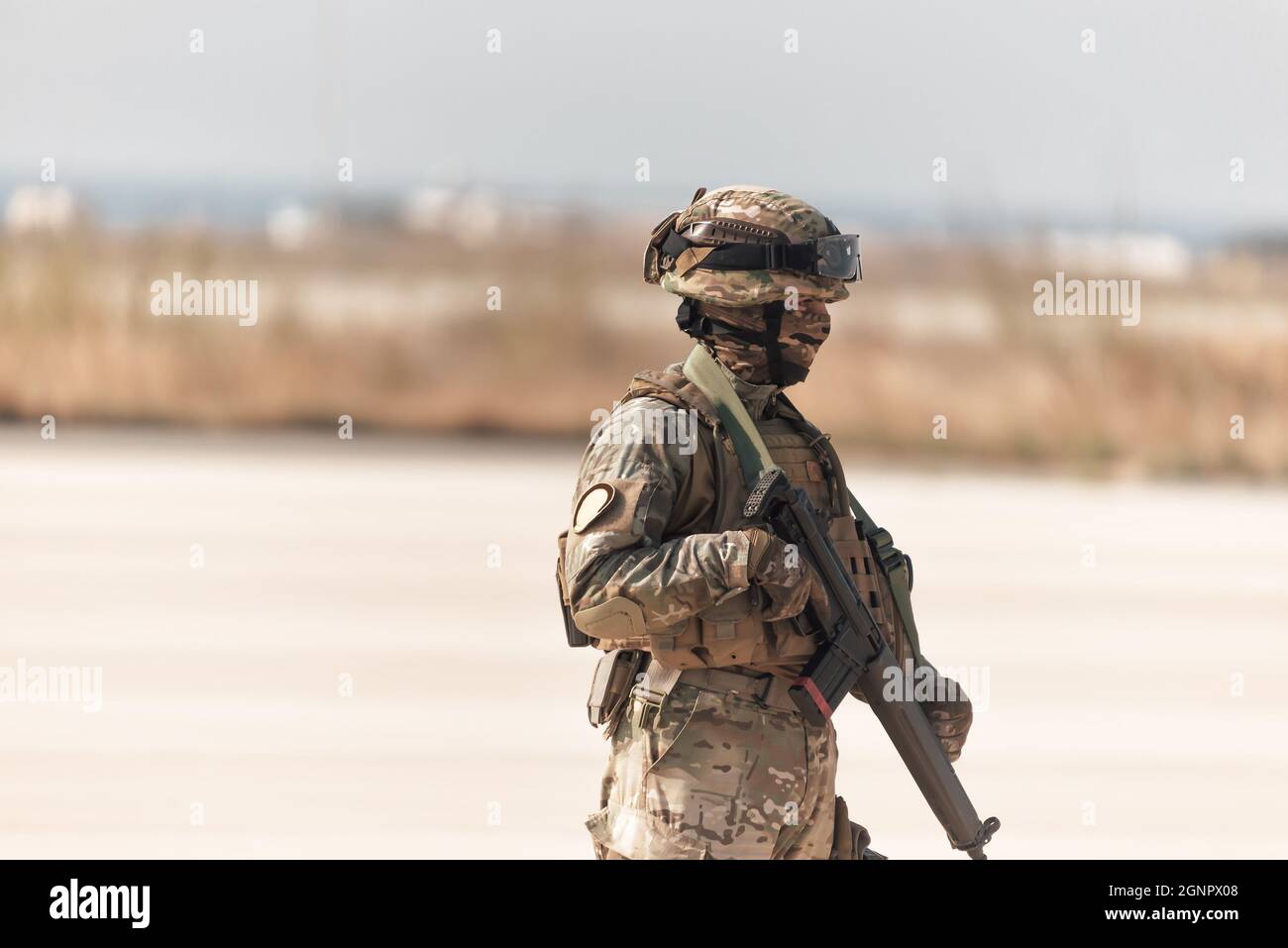 Army soldier holding rifle standing hi-res stock photography and images ...