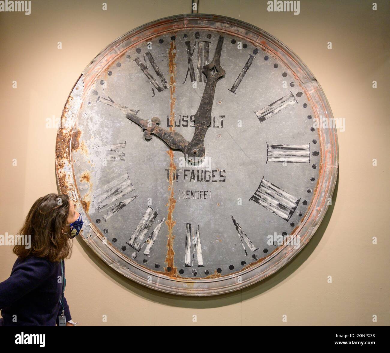 Battersea Park, London, UK. 27 September 2021. The Autumn Decorative Antiques & Textiles Fair, Battersea final preparations before opening 28 September-3 October 2021 showcases a wide range of items including 20th century design and antique decorative art. Image: Lorfords stand. Antique French Clock. Credit: Malcolm Park/Alamy Live News Stock Photo