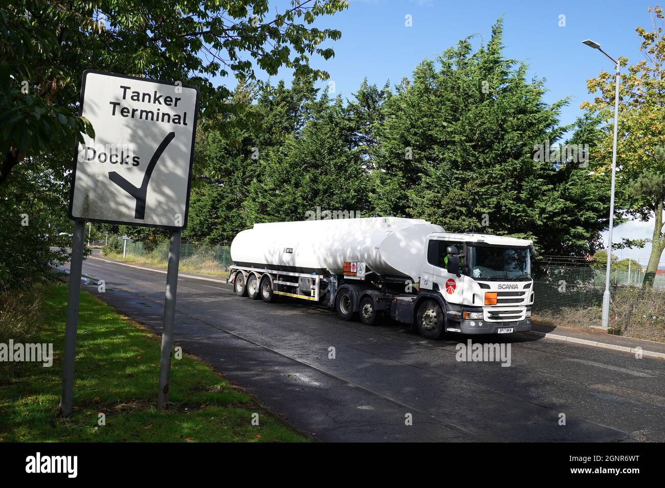 A Fuel tanker deaprts the Petroineos Grangemouth Refinery. Picture date
