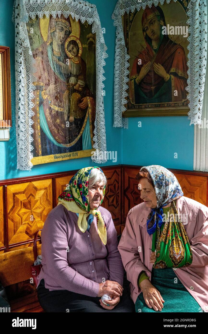 Qalin eshakli etuk Moldova ayollarining fotosuratlari