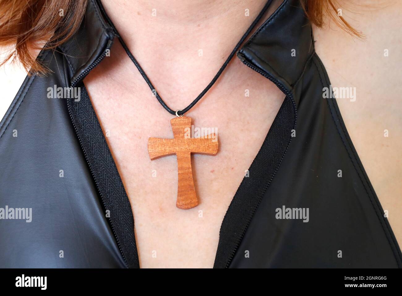 Woman wearing cross necklace hi-res stock photography and images - Alamy