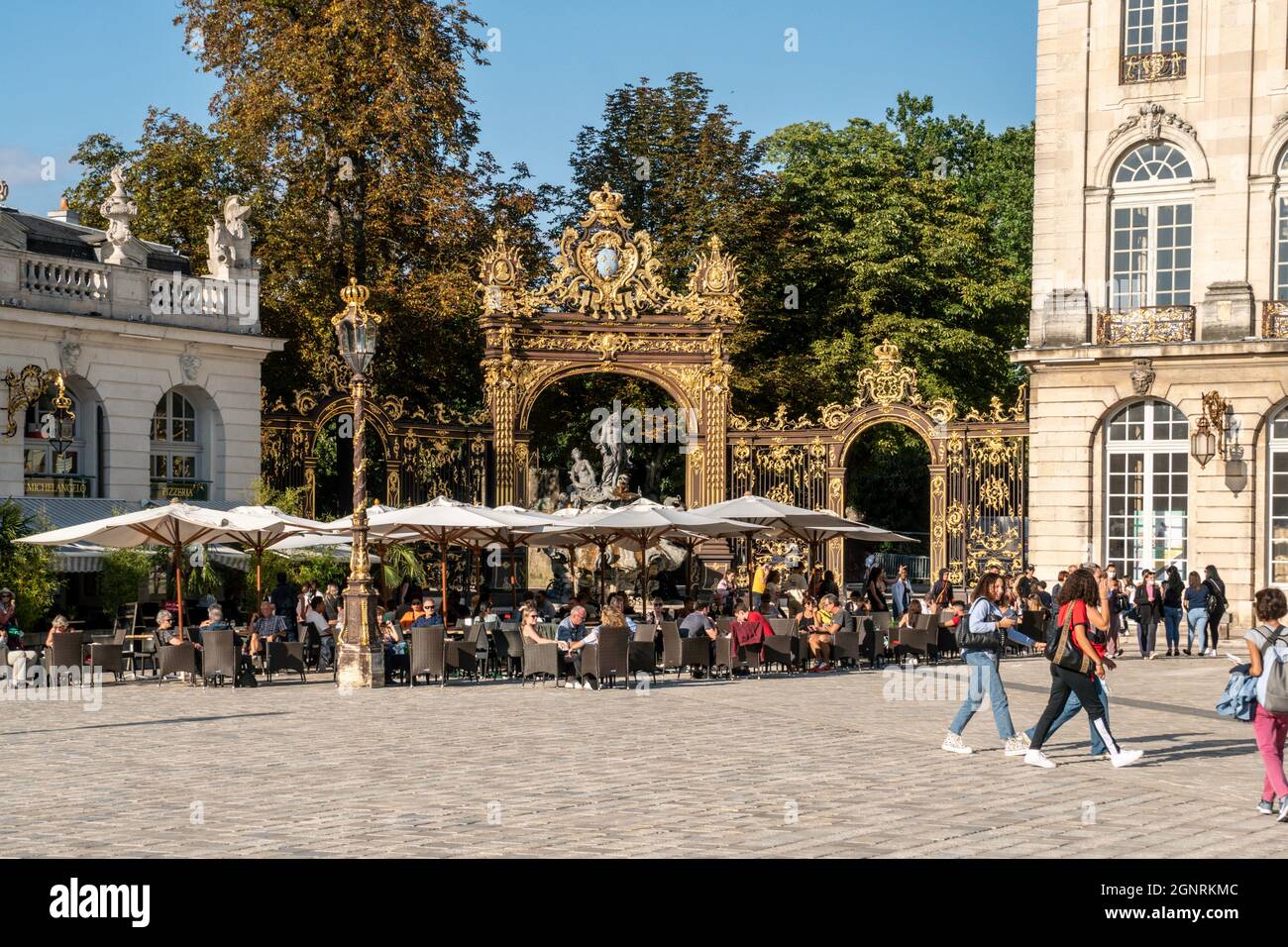 Place Stanislas, Brunnen der Amphitrite im goldenen Tor, Strassencafe, Nancy, Lothringen, Frankreich, Europa Stock Photo