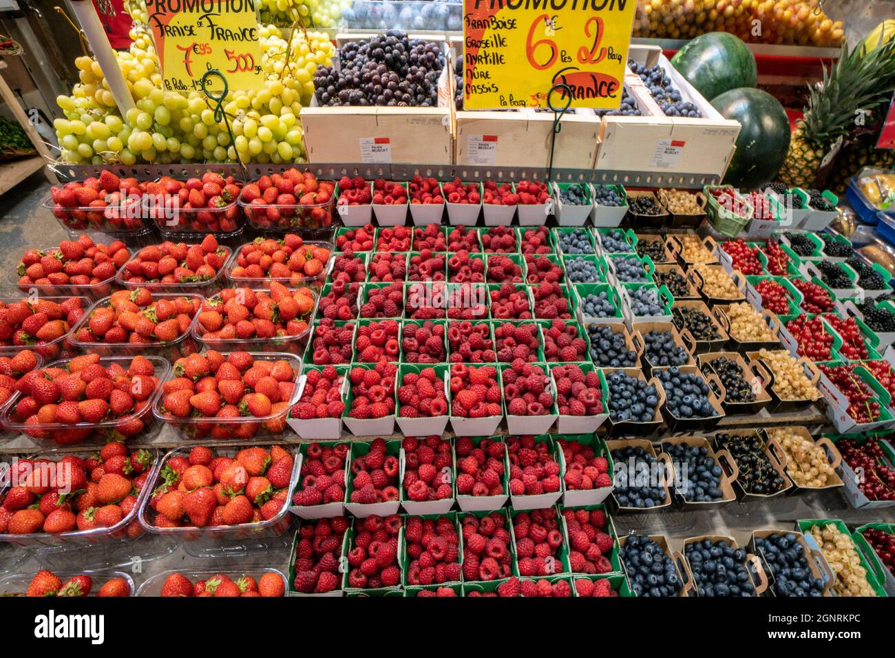 Markthalle in Nancy, Marktstand mit Obst , Marche Couvert de Nancy, Meurthe et Moselle, Lohthringen, Frankreich Stock Photo