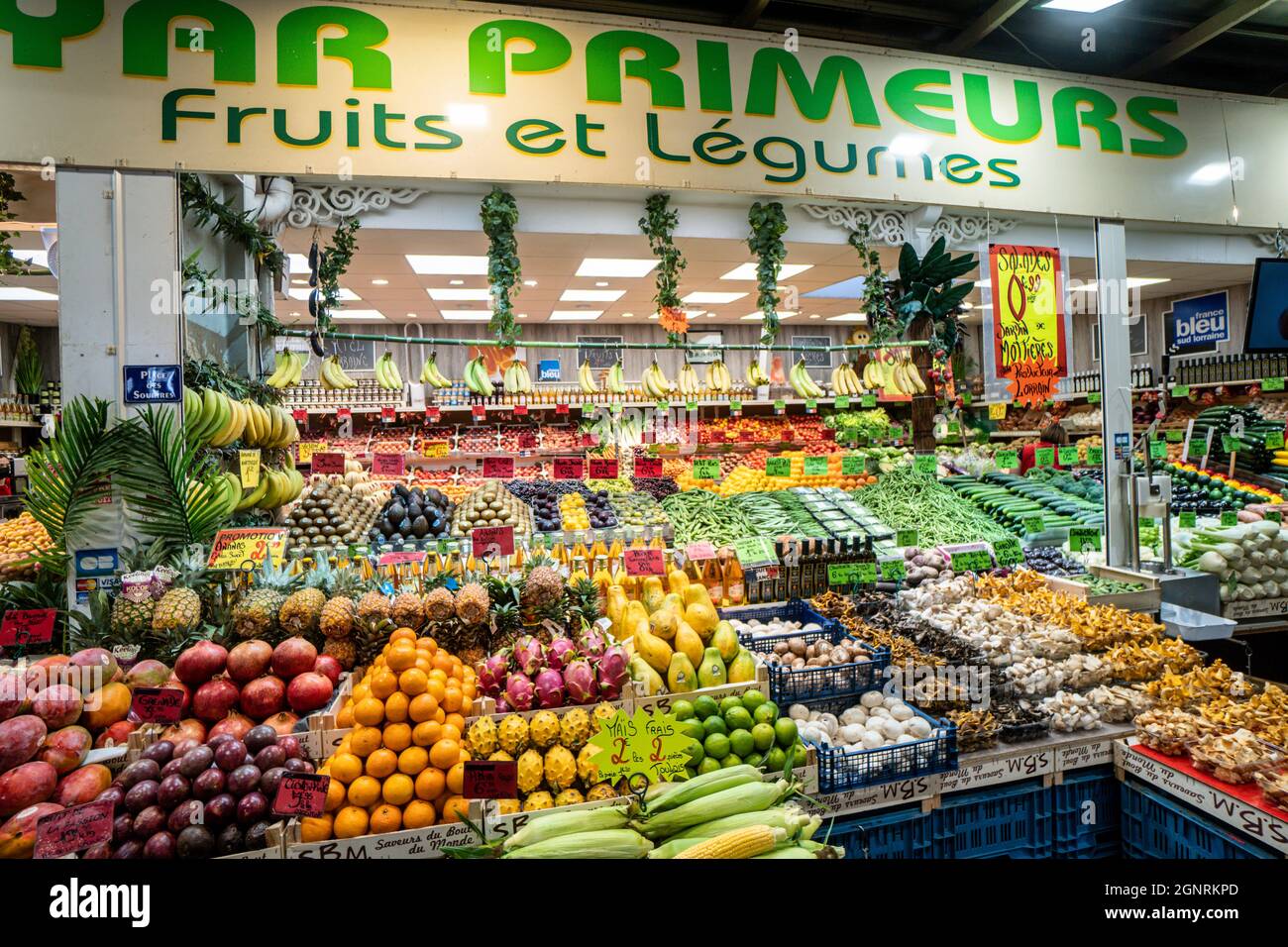 Markthalle in Nancy, Marktstand mit Obst und Gemüse, Marche Couvert de Nancy, Meurthe et Moselle, Lohthringen, Frankreich Stock Photo