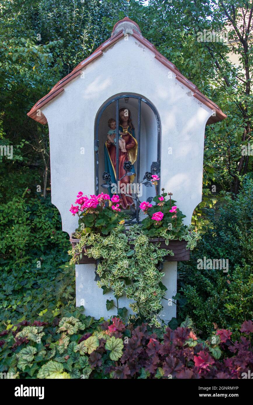 Marienbildstock in Oberviechtach - Christian wayside shrine with Mary and Baby Jesus in Oberviechtach Stock Photo