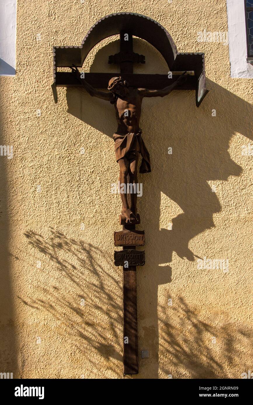 Kreuz an der katholischen Kirche St. Johannes der Täuger in Oberviechtach - cross outside the catholic church St. John the Baptist in Oberviechtach Stock Photo