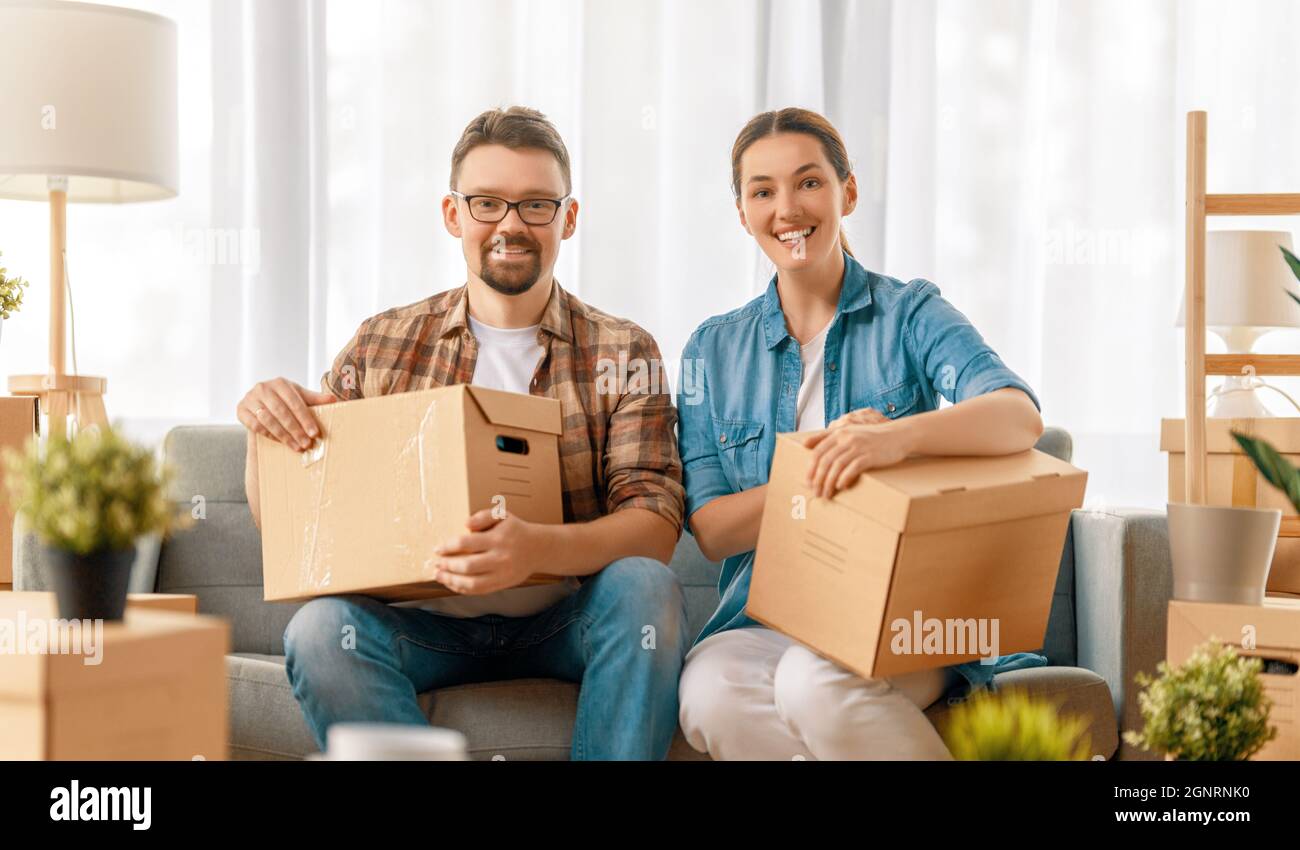 Happy young married couple are moving to new apartment Stock Photo - Alamy