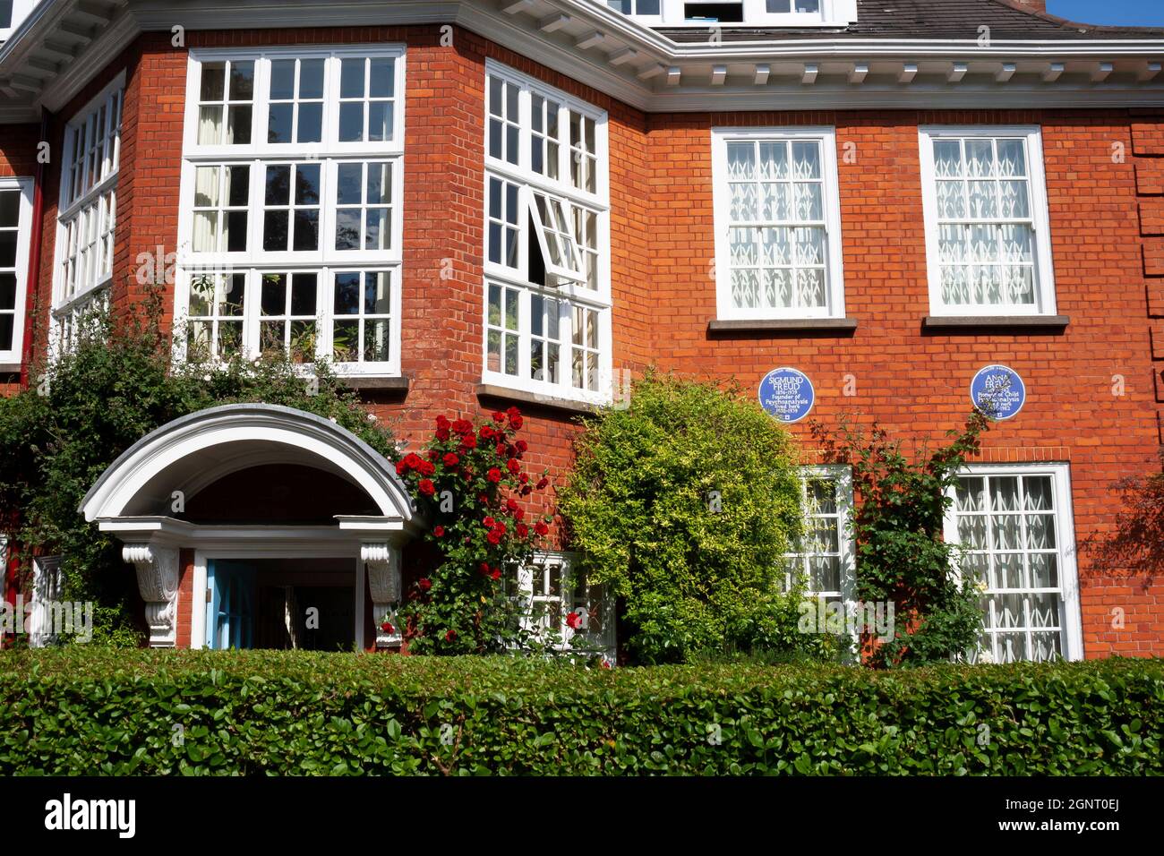 Close-up of the building of the Freud Museum in London, which was the last home of Sigmund Freud, the founder of psychoanalysis Stock Photo