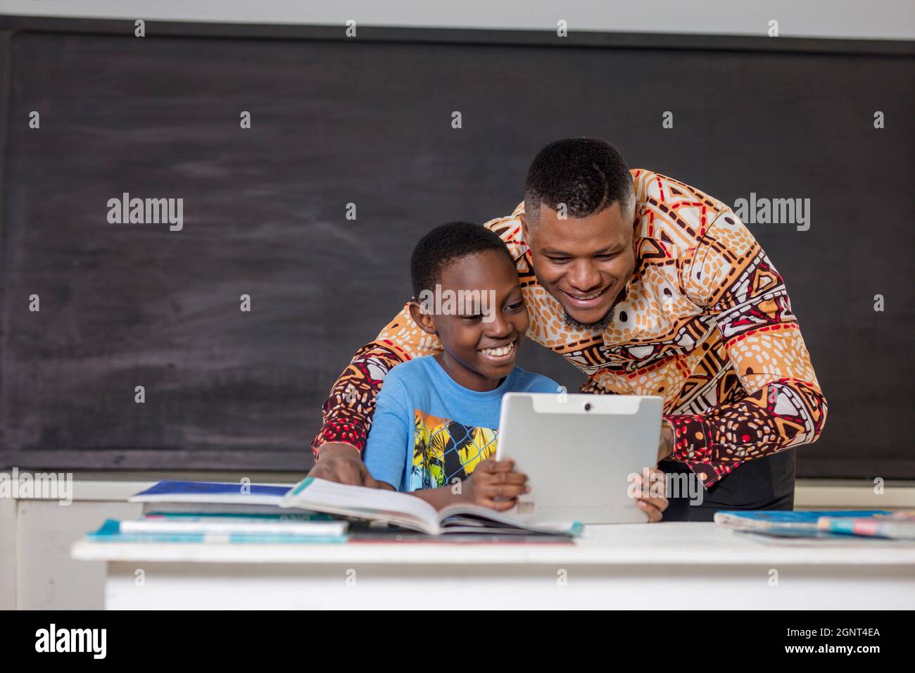 écolier apprenant dans la joie Stock Photo