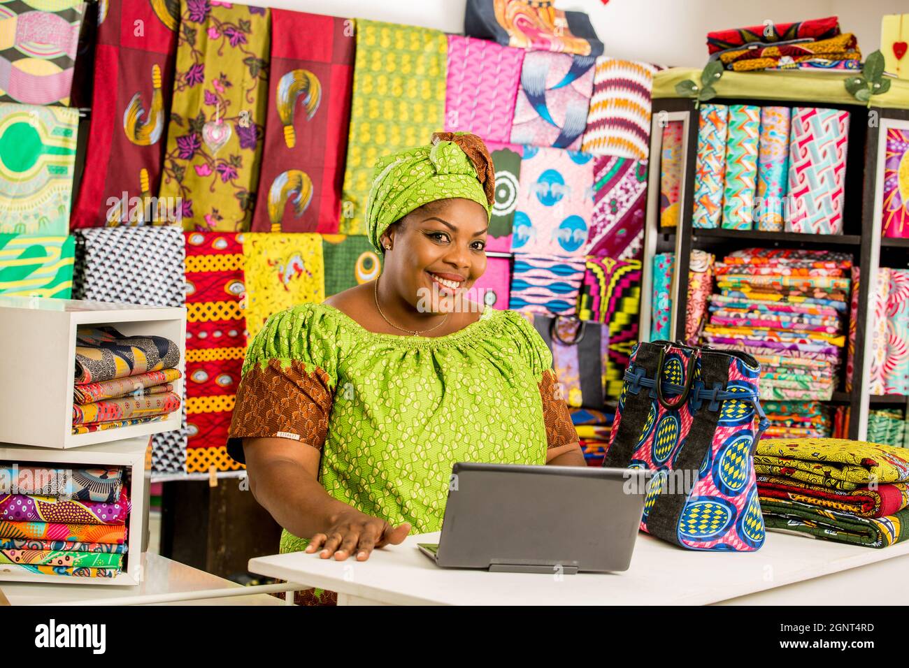 vendeuse noire dans son magasin de pagne Stock Photo