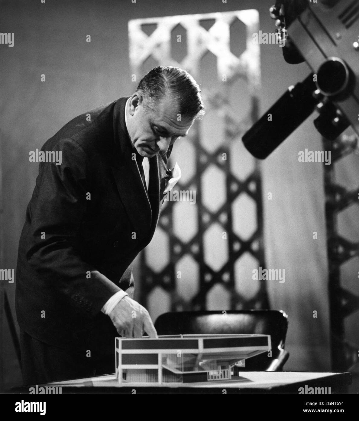 Artistic Director LAURENCE OLIVIER candid on set with a Model of the CHICHESTER FESTIVAL THEATRE discusses the project during the time of its construction in Sussex England on ABC Television's new Arts programme TEMPO in 1st episode televised on 1st October 1961 Stock Photo